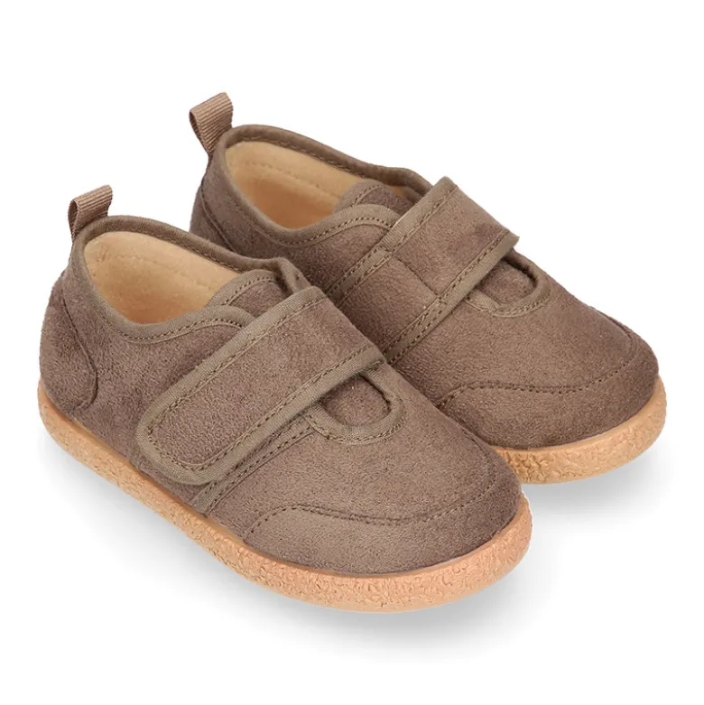 Tenis en Serratex sin cordones.