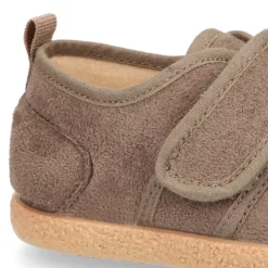 Tenis en Serratex sin cordones.