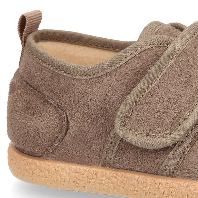 Tenis en Serratex sin cordones.