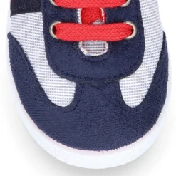 Tenis niño combinado en lona con cordones.