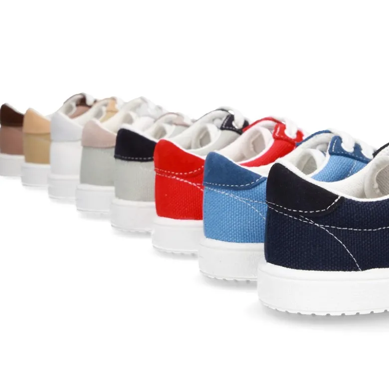 Tenis niño combinado en lona y serraje con cordones.