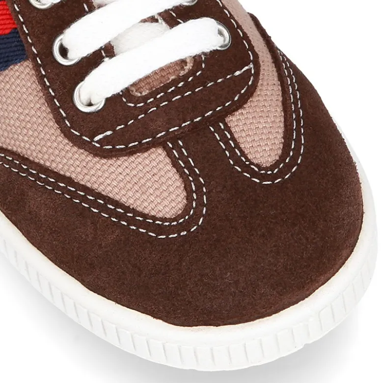 Tenis niño combinado en lona y serraje con cordones.