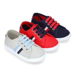 Tenis niño con cordones en lona con bandera.