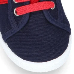 Tenis niño con cordones en lona con bandera.