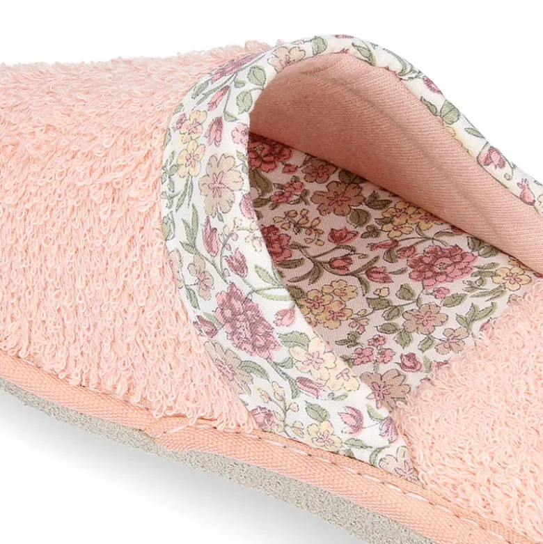 Zapatilla casa niña destalonada en lona toalla con FLORES.