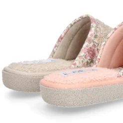 Zapatilla casa niña destalonada en lona toalla con FLORES.