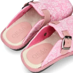 Zapatilla casa niñas OKAA ZUECO en lana con copos de nieve.
