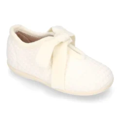 Zapatilla casa niña tipo ANGELITO con lazos de terciopelo en lona CUADRILLÉ.