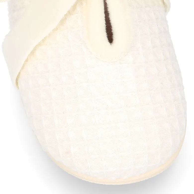 Zapatilla casa niña tipo ANGELITO con lazos de terciopelo en lona CUADRILLÉ.