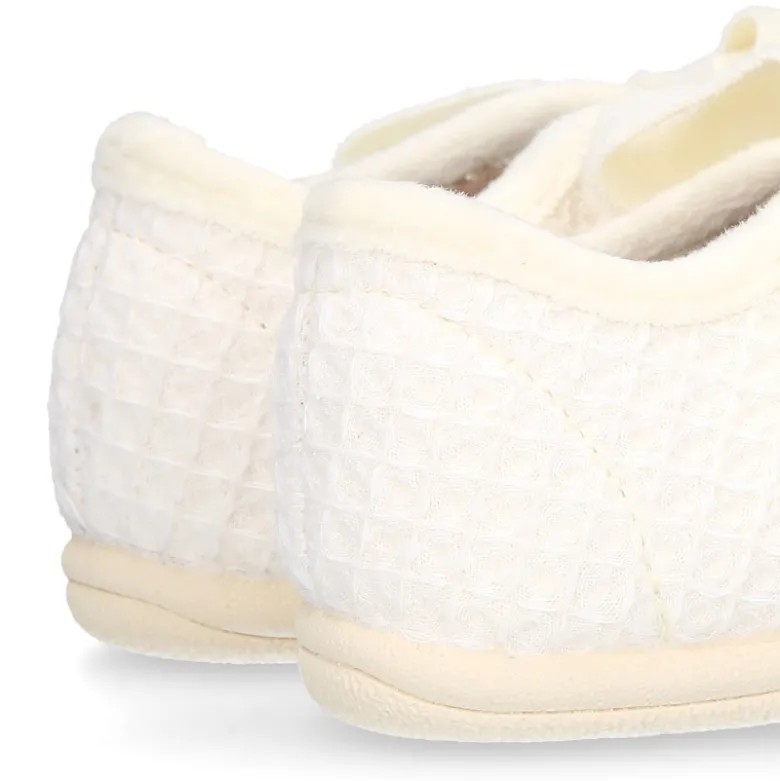 Zapatilla casa niña tipo ANGELITO con lazos de terciopelo en lona CUADRILLÉ.