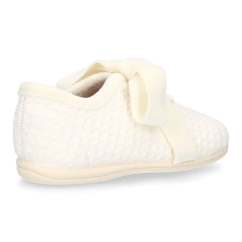 Zapatilla casa niña tipo ANGELITO con lazos de terciopelo en lona CUADRILLÉ.