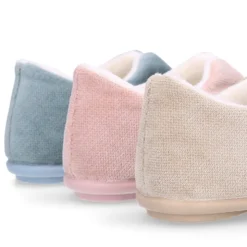 Zapatilla casa niños cerrada con abertura en lana CUADRILLÉ.