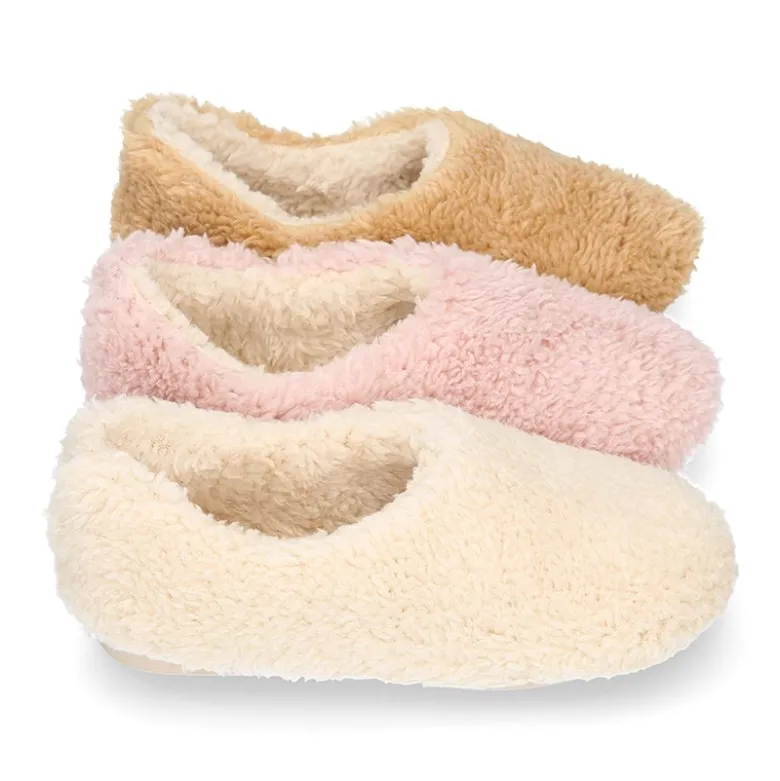 Zapatilla casa niños cerrada en lana tipo PELUCHE.