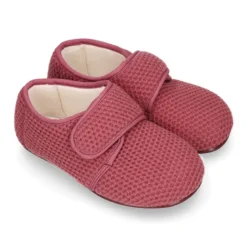 Zapatilla casa niños con cierre adherente en lana.