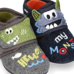 Zapatilla casa niños OKAA FANTASÍA tipo Botita sin cordones.
