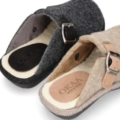Zapatilla casa niños OKAA ZUECO en lana con hebilla.