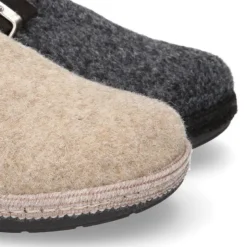 Zapatilla casa niños OKAA ZUECO en lana con hebilla.