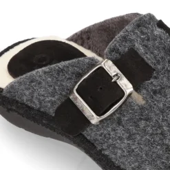 Zapatilla casa niños OKAA ZUECO en lana con hebilla.