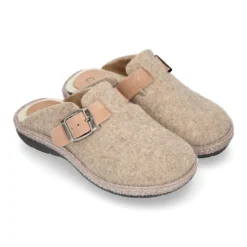 Zapatilla casa niños OKAA ZUECO en lana con hebilla.