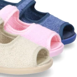 Zapatilla casa niños tipo SANDALIA con cierre adherente en toalla.