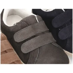 Zapatilla Casual sin cordones en piel serraje.