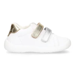 Zapatilla colegial niños peques OKAA sin cordones en piel napa blanca combinada.