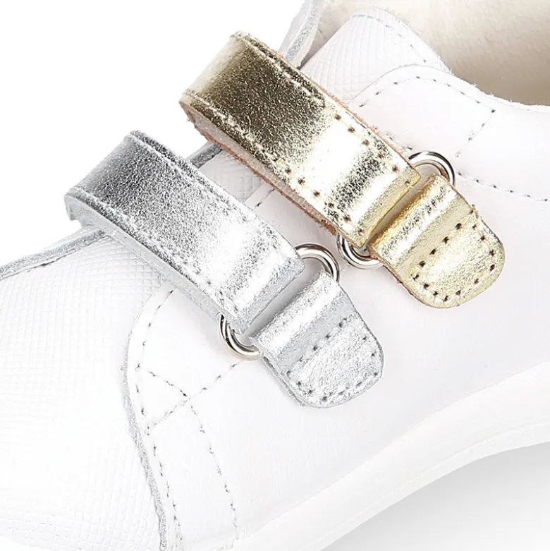 Zapatilla colegial niños peques OKAA sin cordones en piel napa blanca combinada.