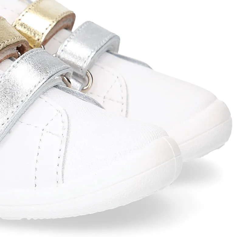 Zapatilla colegial niños peques OKAA sin cordones en piel napa blanca combinada.