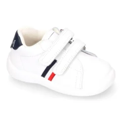 Zapatilla colegial niños pequeños OKAA sin cordones y bandera lateral en piel lavable.