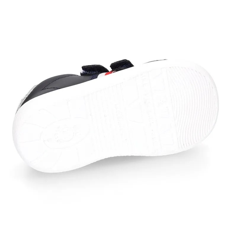 Zapatilla colegial niños pequeños OKAA sin cordones y bandera lateral en piel lavable.