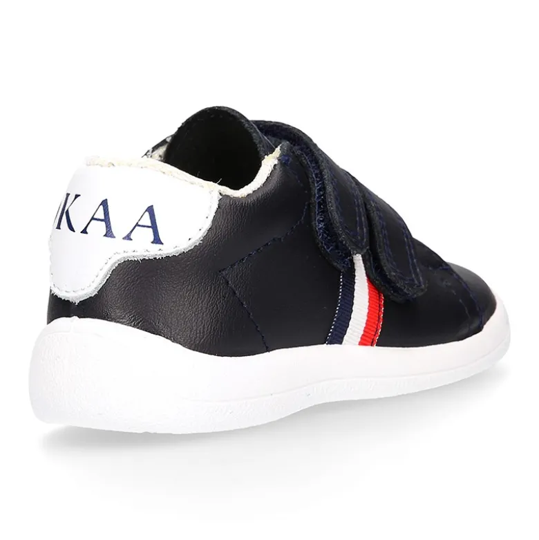 Zapatilla colegial niños pequeños OKAA sin cordones y bandera lateral en piel lavable.