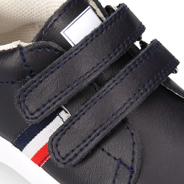 Zapatilla colegial niños pequeños OKAA sin cordones y bandera lateral en piel lavable.
