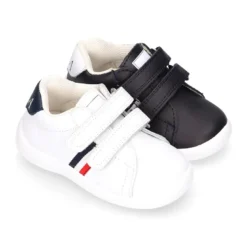 Zapatilla colegial niños pequeños OKAA sin cordones y bandera lateral en piel lavable.