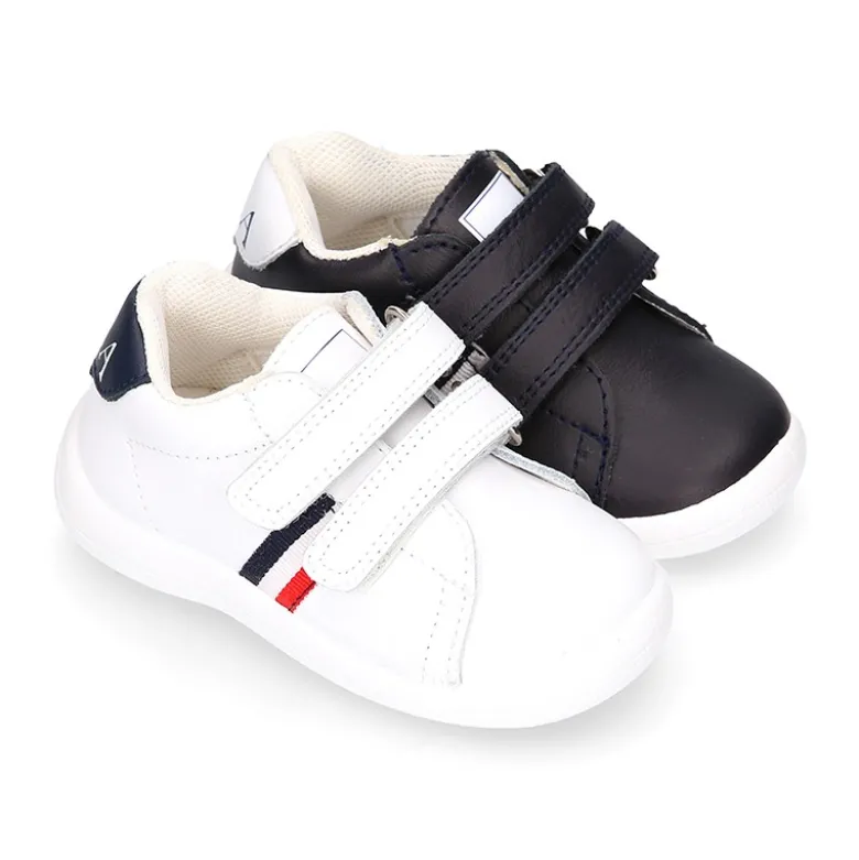 Zapatilla colegial niños pequeños OKAA sin cordones y bandera lateral en piel lavable.