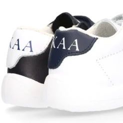 Zapatilla colegial niños pequeños OKAA sin cordones y bandera lateral en piel lavable.