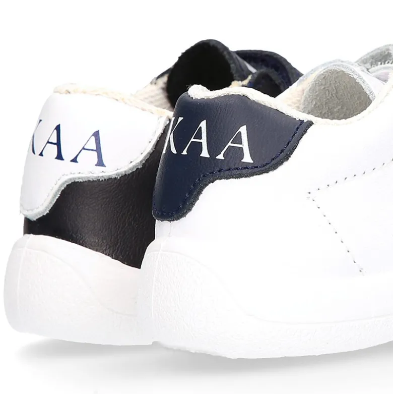 Zapatilla colegial niños pequeños OKAA sin cordones y bandera lateral en piel lavable.