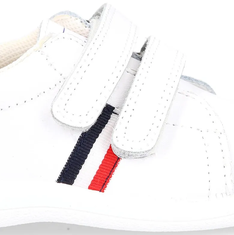 Zapatilla colegial niños pequeños OKAA sin cordones y bandera lateral en piel lavable.