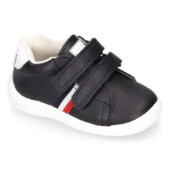 Zapatilla colegial niños pequeños OKAA sin cordones y bandera lateral en piel lavable.