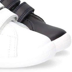Zapatilla colegial niños pequeños OKAA sin cordones y bandera lateral en piel lavable.