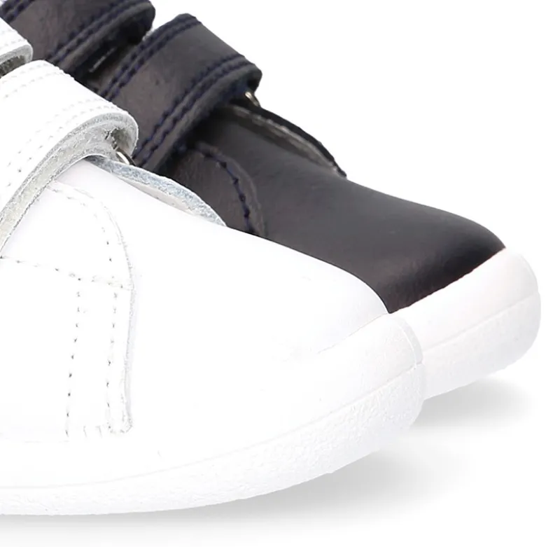 Zapatilla colegial niños pequeños OKAA sin cordones y bandera lateral en piel lavable.