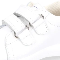 Zapatilla colegial niños pequeños OKAA sin cordones y bandera lateral en piel lavable.