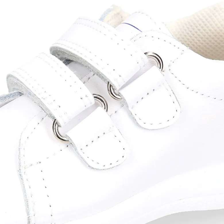 Zapatilla colegial niños pequeños OKAA sin cordones y bandera lateral en piel lavable.