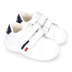 Zapatilla colegial niños pequeños OKAA sin cordones y bandera lateral en piel lavable.