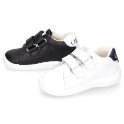 Zapatilla colegial niños pequeños OKAA sin cordones y bandera lateral en piel lavable.