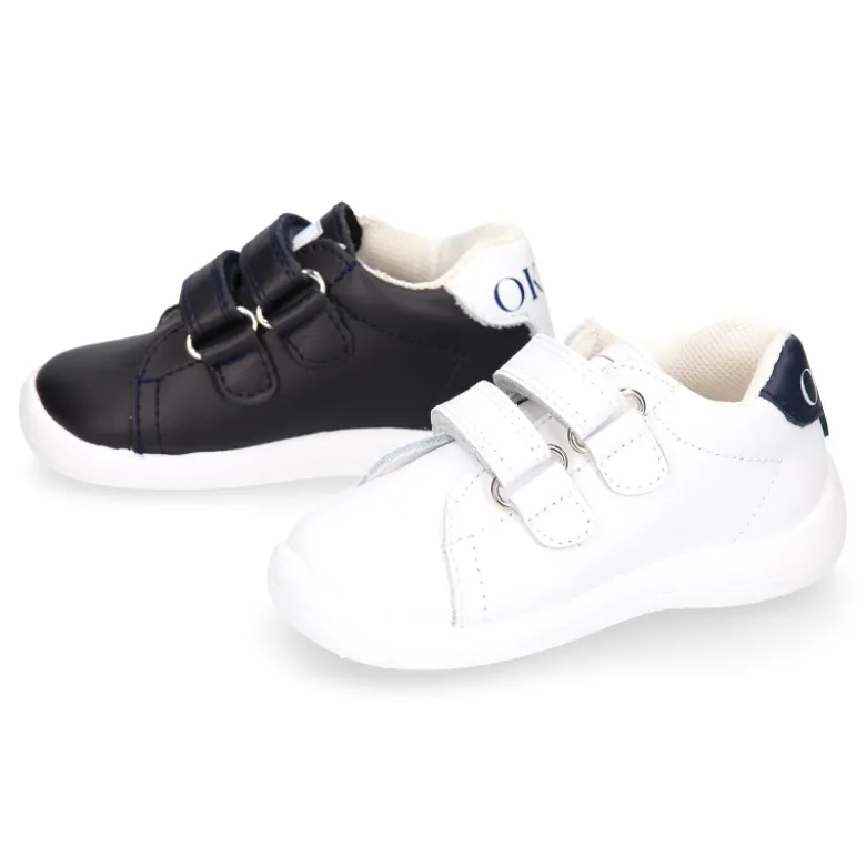 Zapatilla colegial niños pequeños OKAA sin cordones y bandera lateral en piel lavable.