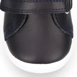 Zapatilla colegial niños pequeños OKAA sin cordones y bandera lateral en piel lavable.