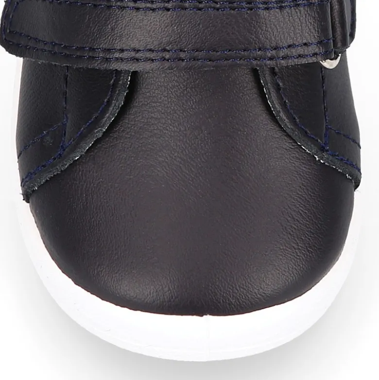 Zapatilla colegial niños pequeños OKAA sin cordones y bandera lateral en piel lavable.