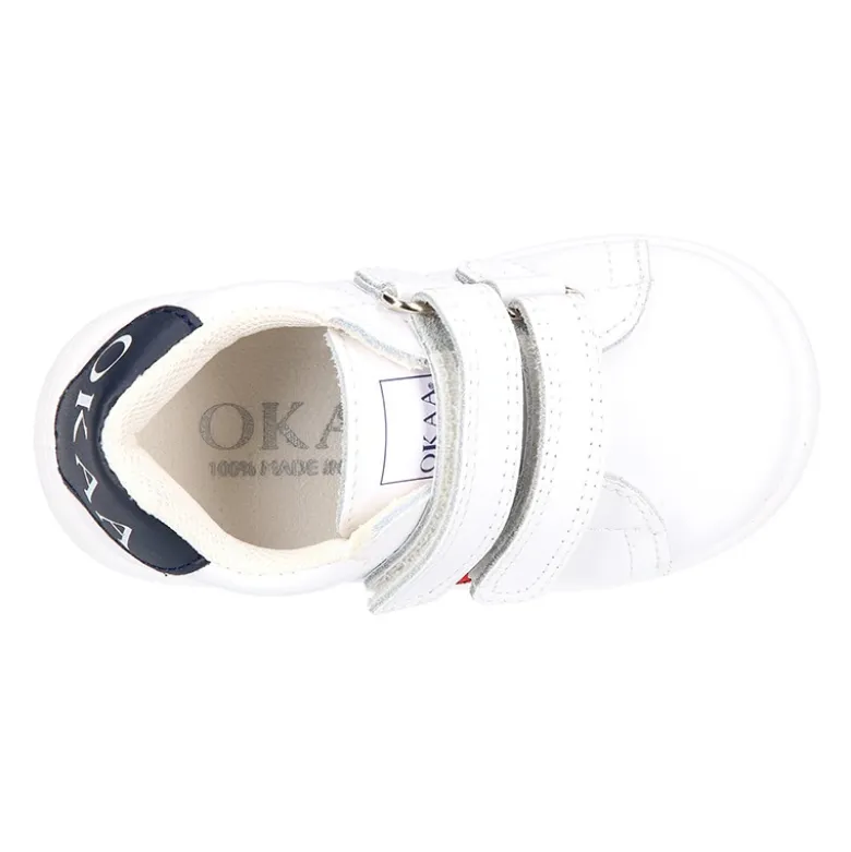 Zapatilla colegial niños pequeños OKAA sin cordones y bandera lateral en piel lavable.