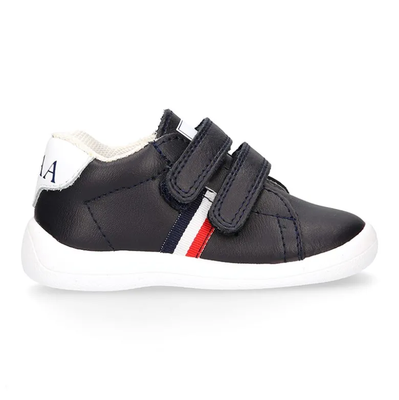 Zapatilla colegial niños pequeños OKAA sin cordones y bandera lateral en piel lavable.