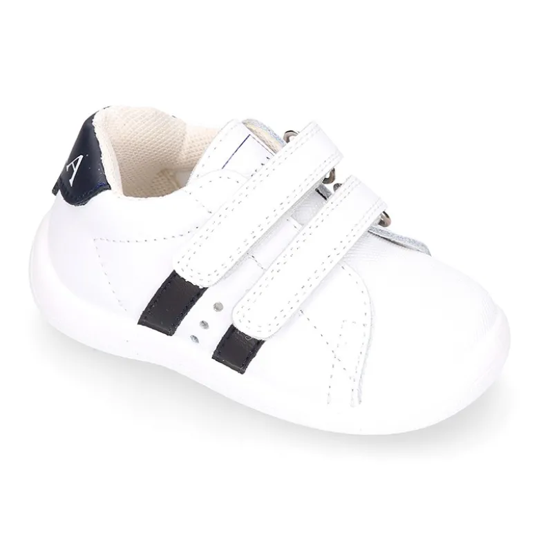 Zapatilla colegial niños pequeños OKAA sin cordones, rayas laterales y puntera reforzada en piel lavable.